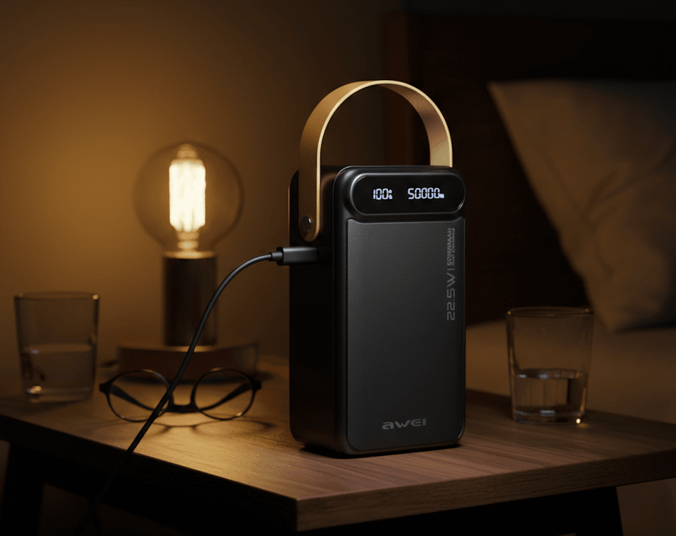 Zdjęcie dużego powerbanka 50 000 mAh na biurku.